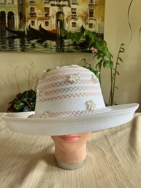 Elegant White & Pale Pink Women’s Decorative Sun Hat